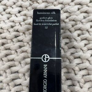 Giorgio Armani Luminous Silk Flawless Foundation in Black